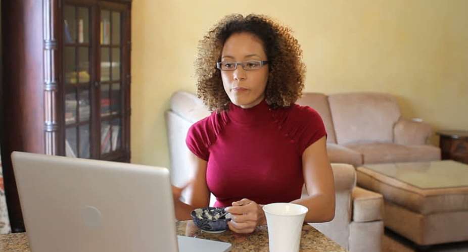 Considering online dating? 10 pros and cons you need to know