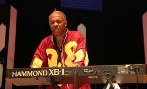 Singer, Femi Kuti Drags Son on Stage at Alibaba’s January Concert