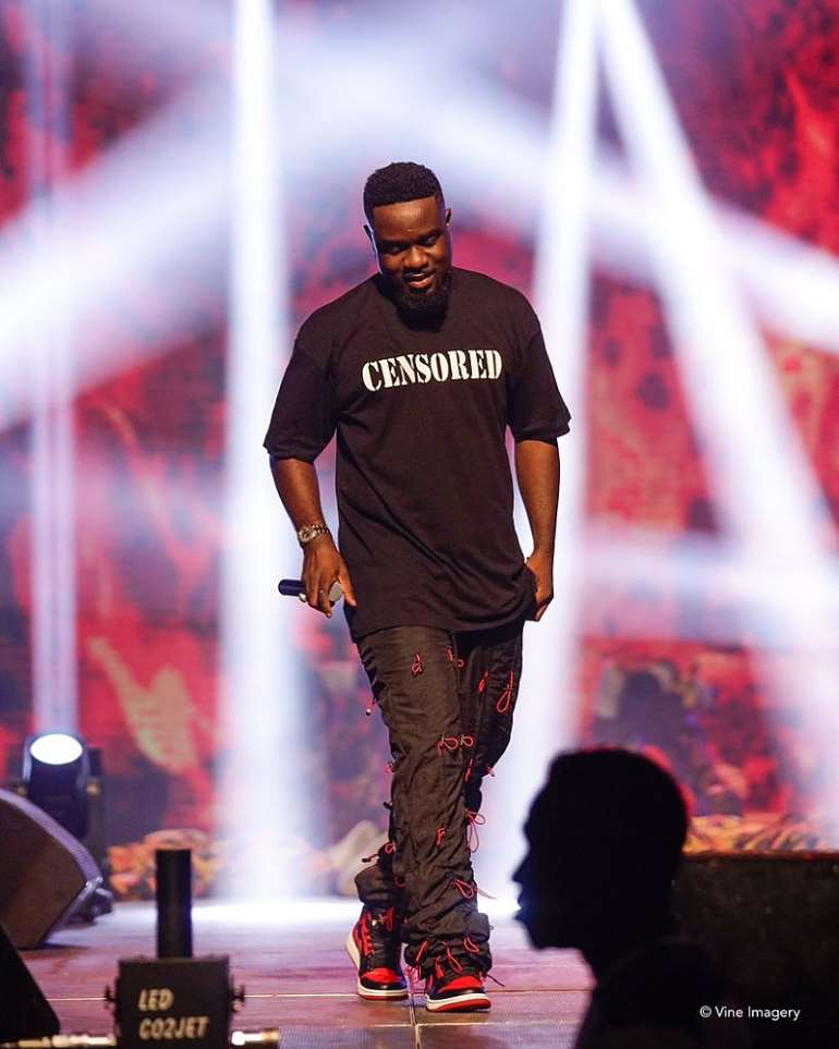 Watch how Sarkodie stole show with his fashion style at Rapperholic ...