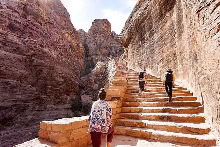 41201913616 j5fqi7t2g0 intrepidtravelveljordan petrahiketravellers1024x683