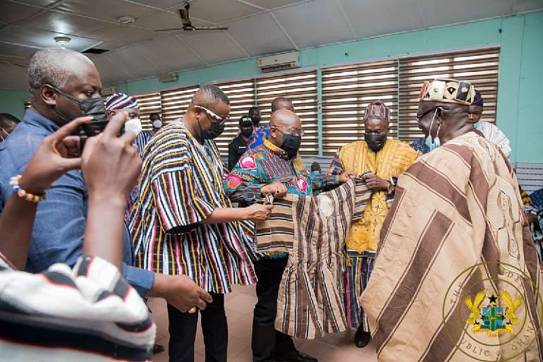 7112021100642-l5gsj7u3i1-the-overlord-of-gonja-tutumba-boresa-sulemana-jakpa-presents-the-president-akufo-addo-with-a-smock