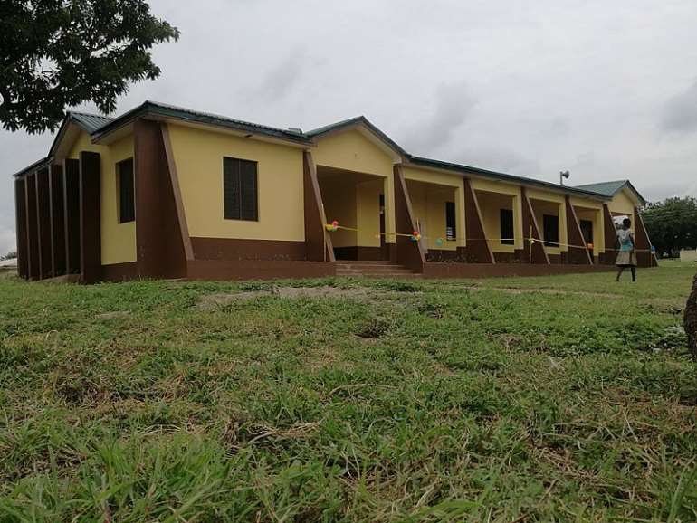 PHOTOS: Krachi SHS old students build library for school