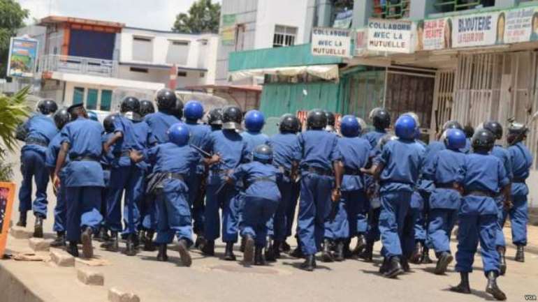 913201864149 osjvm0x442 policiersburundaispourchassentdesmanifestantsquiprotestentcontreun3emandatdupresidentpierrenkurunzizavendredi17avril2015