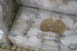 The coco de mer is dried after having been cut into thin slices, then it packaged for export. It is also ground up and added to liqueur and food, or used in cosmetics Liqueur, gourmet dishes, cosmetics. By Yasuyoshi CHIBA (AFP)