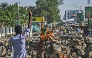 The protesters reinforced their barricades in front of the army headquarters. By OZAN KOSE (AFP)