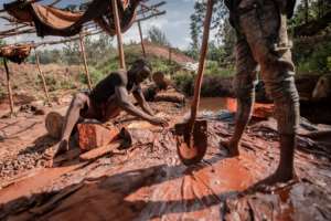 The diggers work without any kind of protection. By Guerchom NDEBO (AFP)