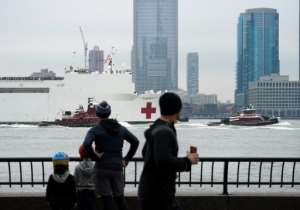 The USNS Comfort medical ship moves up the Hudson River as it arrives on March 30, 2020 in New York. By Bryan R. Smith (AFP)