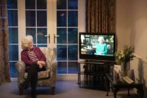 Val Cloke sits in her living room in the village of Hartley Wintney watching Queen Elizabeth II deliver a special address to the UK and Commonwealth about the coronavirus outbreak. By ADRIAN DENNIS (AFP)