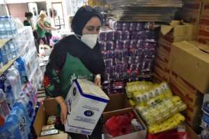 Volunteers of the SIDRA Association NGO take part in an initiative with the Algerian Food Bank to send aid packages to victims of the Kabylie region forest fires in Algeria's capital Algiers, on August 12, 2021. By Ryad KRAMDI (AFP)