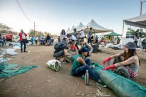 Volunteers rushed to make hand-made oil barriers at Mahebourg waterfront. By - (AFP)