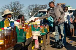 A few months after the election of Mnangagwa, the ghosts of Zimbabwe's economic past came back: a severe electricity ration and a shortage of fuel, bread, medicine and other commodities. need. By Jekesai NJIKIZANA (AFP / File)