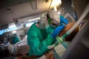A healthcare worker attends to a coronavirus patient in intensive care at a Spanish hospital. By MIGUEL RIOPA (AFP)