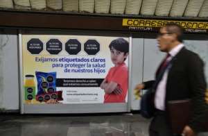 A subway poster in Mexico City talks about food labeling as the Mexican Congress discusses changes in the labeling of