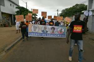 A small group of Ivory Coast's political opposition supporters protest in Abidjan. By Issouf SANOGO (AFP)