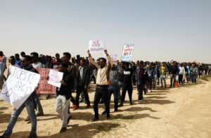 African migrants march from Holot to the Saharonim Prison on February 22, 2018 to protest at the imprisonment of several migrants under a controversial Israeli policy of detention or expulsion