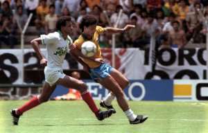 Algerian Lakhdar Belloumi (L) contests possession with Brazilian Careca during the 1986 World Cup in Mexico. By RUDI SCHRADER (AFP)