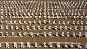 An installation in Israel reflects the 1,000 deaths the country has so far suffered. By JACK GUEZ (AFP)