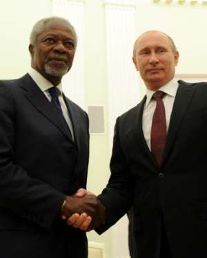 Annan shakes hands with Russian President Vladimir Putin, who hailed the former UN chief's 