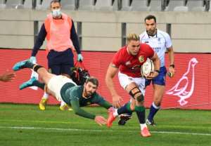 British and Irish Lions winger Duhan van der Merwe (R) evades South Africa full-back Willie le Roux in Cape Town. By RODGER BOSCH (AFP)