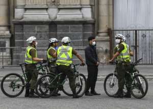 Chilean soldiers carry out a check in Santiago. By Martin BERNETTI (AFP)
