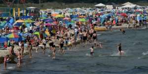 Crowds flocked to beaches in Germany and elsewhere in western Europe despite health warnings about the risk of infection. By Christof STACHE (AFP)
