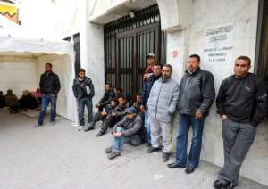 Demonstrators blocked access to the headquarters of the Ministry of Labor to protest the results of a recruitment exam organized by the company Phosphate Gafsa.  By Fethi Belaid (AFP / File)