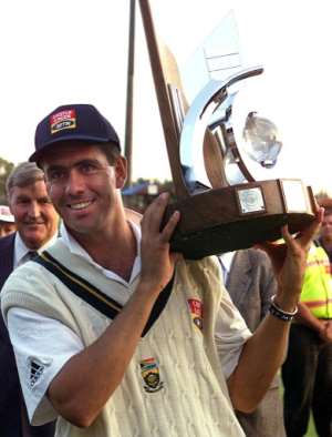 Despite losing the last Test, Cronjie still hoisted the series trophy. By YOAV LEMMER (AFP)