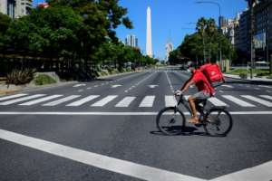 Food delivery rider Dixon Abreu on the July 9 Avenue in Buenos Aires. By Ronaldo SCHEMIDT (AFP)