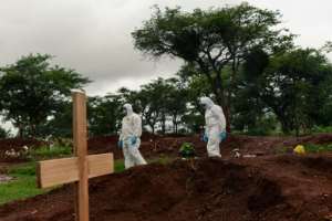 For mourners at Glen Forest, being unable to bury a loved one in the countryside is yet another source of ire on top of grinding economic hardships that have been compounded by the coronavirus pandemic. By Jekesai NJIKIZANA (AFP)