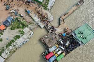 Garment workers rushed back to major cities across Bangladesh as the authorities lifted restrictions. By Munir Uz zaman (AFP)