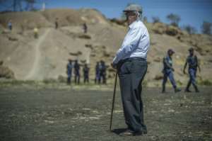George Bizos during an on-site inspection in 2014 as part of his defence of miners shot by police at the Marikana mine in 2012. By MUJAHID SAFODIEN (AFP/File)
