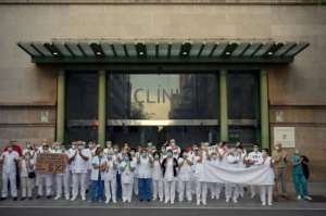 Healthcare workers outside a Barcelona hospital. By LLUIS GENE (AFP)