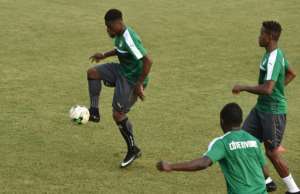 Ivory Coast's Serge Aurier (C) takes part in a team training session in Oyem, on January 14, 2017