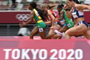 Jamaica's Shelly-Ann Fraser-Pryce (L) competes in the women's 100m heats. By Andrej ISAKOVIC (AFP)