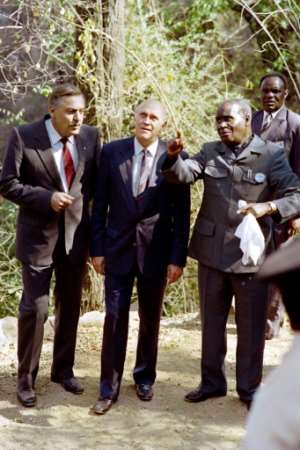 Kaunda meeting the then South African president Frederik Willem de Klerk (c) and South African foreign minister Pik Botha (l in Zambia in 1989. By TREVOR SAMSON (AFP)