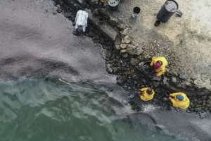 Leaked oil from the MV Wakashio has been seeping into the pristine coral-filled waters of Mauritius. By - (L'Express Maurice/AFP)