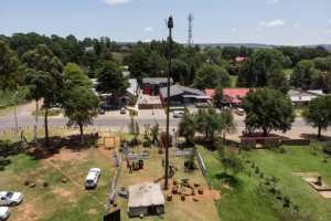 Mini room with a view -- Kruger initially planned sitting it out in a tree as a dare, but, finding that had already been done, he decided to brave the cramps and back pains in his barrel. By ANTOINE DEMAISON (AFP)
