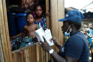 Mother Bidemi Aye receives aid in Makoko. By PIUS UTOMI EKPEI (AFP)