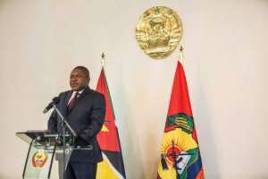Mozambique President Filipe Nyusi has pledged to change the constitution to allow for the devolution of power in an effort to persuade the opposition to sign a peace deal