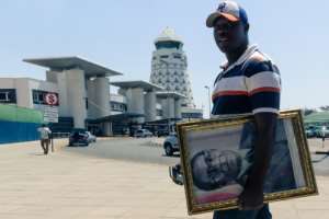 Mugabe's supporters arrived at the airport to welcome his body home. By Jekesai NJIKIZANA (AFP)