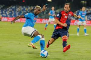 Napoli forward Victor Osimhen (L) is challenged by Cagliari defender Diego Godin (R) in a Serie A clash. By Carlo Hermann (AFP)