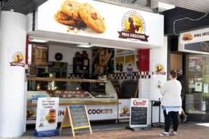 New Zealanders indulged in fast food and coffee-shop treats for the first time in five weeks as the country eased its strict lockdown that banned any form of takeaway. By Marty MELVILLE (AFP)