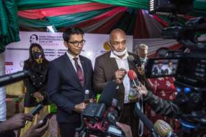 President Andry Rajoelina (L) formally launched the infusion. By RIJASOLO (AFP/File)