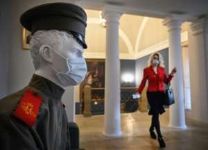 Russia is the latest country to announce a promising vaccine, but for the time being shoppers, and even mannequins, wear face masks. By Alexander NEMENOV (AFP)