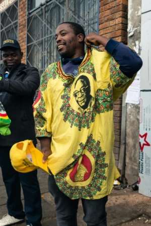 Some Zimbabweans paid tribute to Mugabe. By Jekesai NJIKIZANA (AFP)