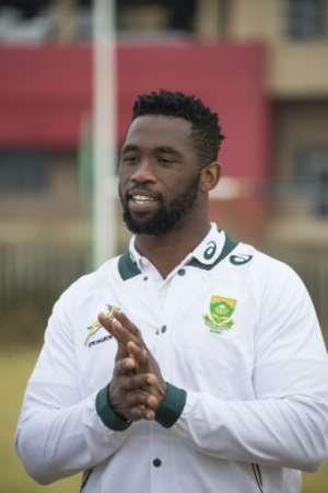 South Africa's Springbok captain Siya Kolisi attends a rugby clinic coaching session with Aspiring rugby players from nearby high schools, at the Jabulani Technical High School in Soweto, on 31 May 2018. By WIKUS DE WET (AFP/File)