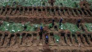 Staff dig graves at Vila Formosa cemetery, in outskirts of Sao Paulo, Brazil. By NELSON ALMEIDA (AFP)