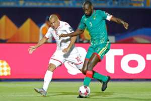Star Tunisia forward Wahbi Khazri (L) pursues a Mauritanian during the Africa Cup of Nations in Egypt. By FADEL SENNA (AFP)