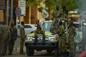 Sudanese army soldiers deployed outside the presidential palace in downtown Khartoum. By MOHAMED EL-SHAHED (AFP)