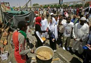 The Sudanese protesters stayed on the sit-in site despite the heat that was rising. By ASHRAF SHAZLY (AFP)